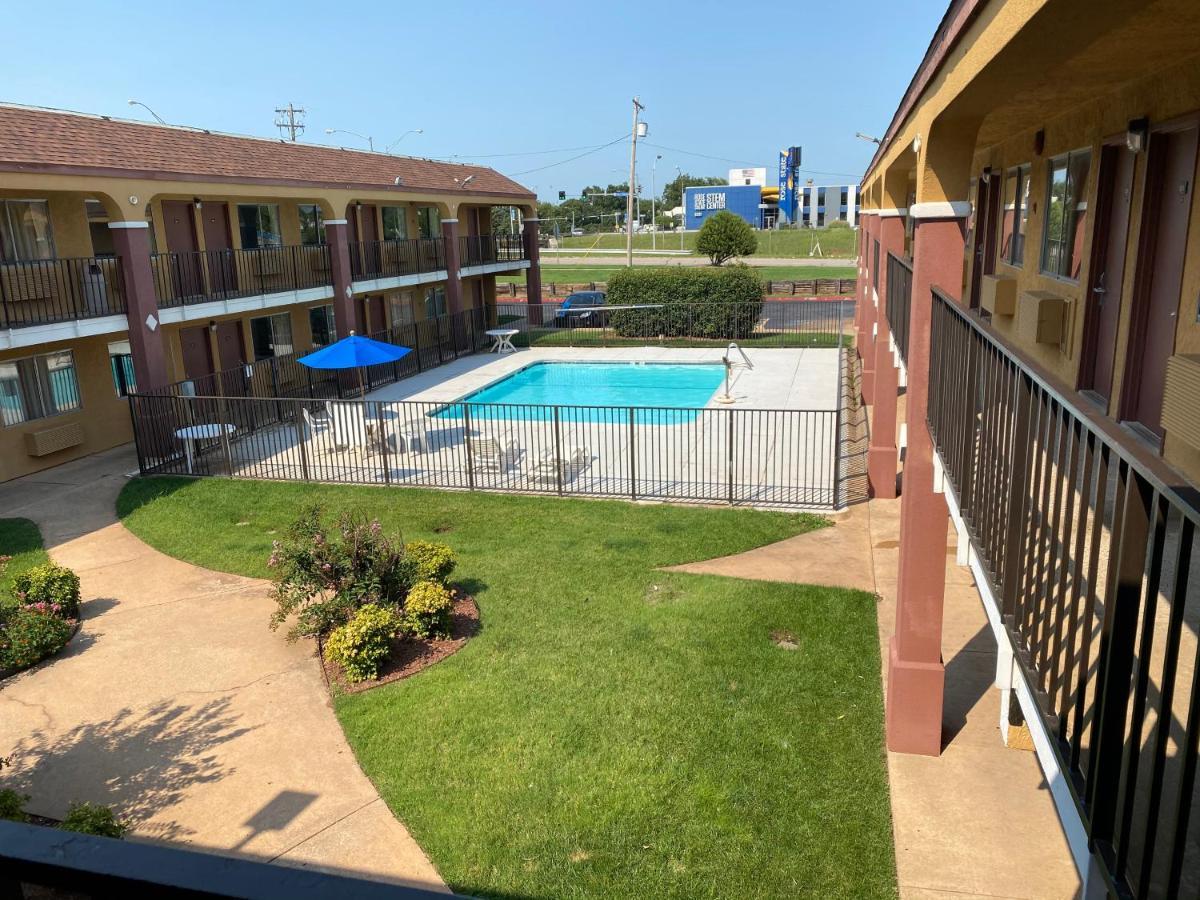 Super 8 By Wyndham Midwest City Ok Luaran gambar