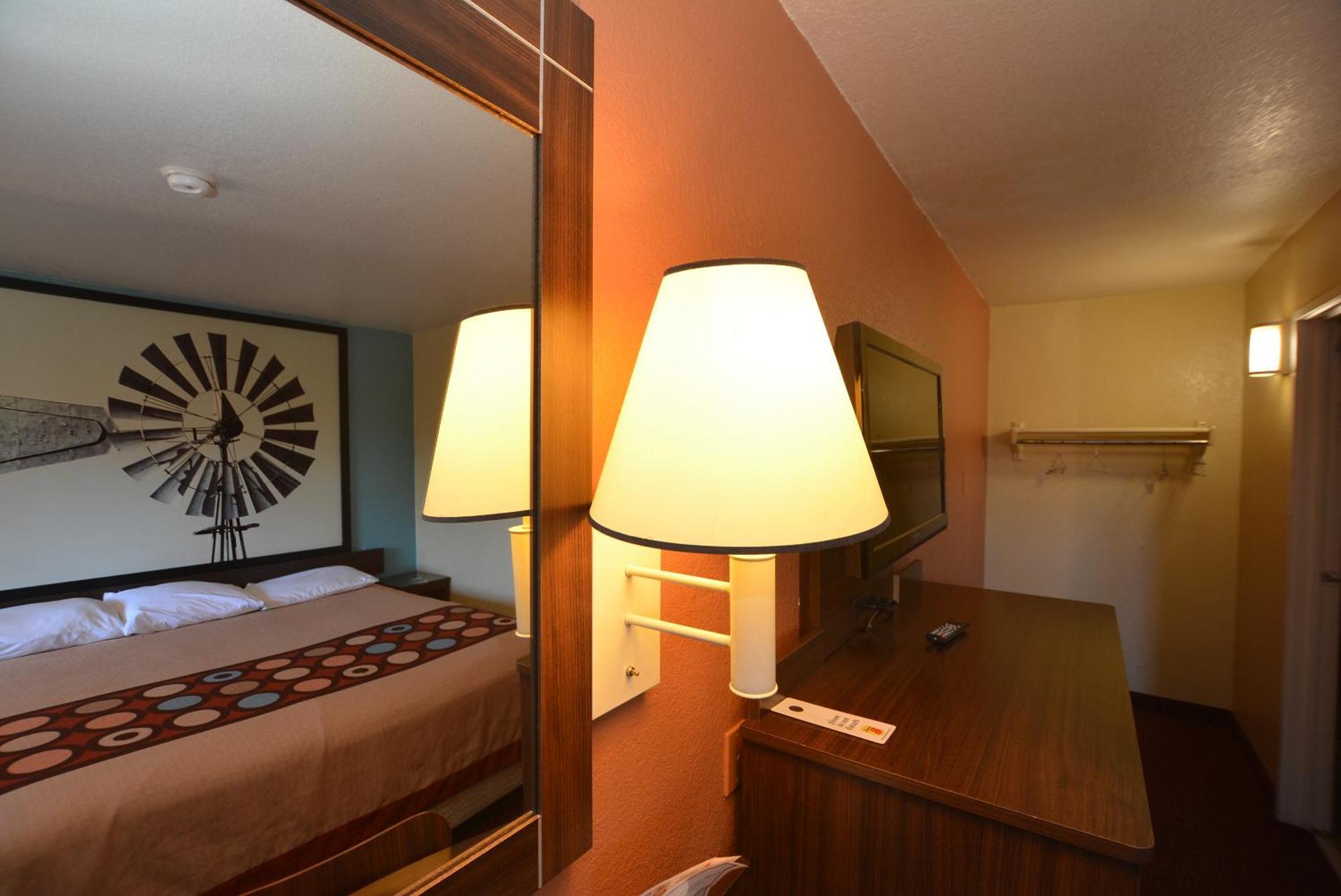 Super 8 By Wyndham Midwest City Ok Bilik gambar