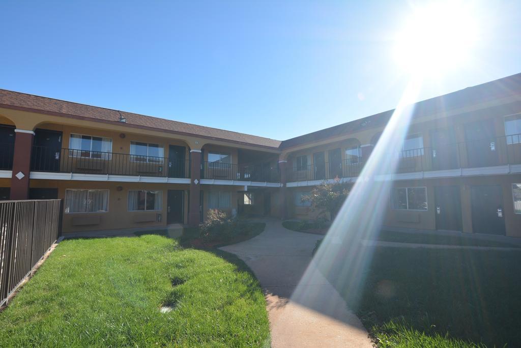 Super 8 By Wyndham Midwest City Ok Luaran gambar