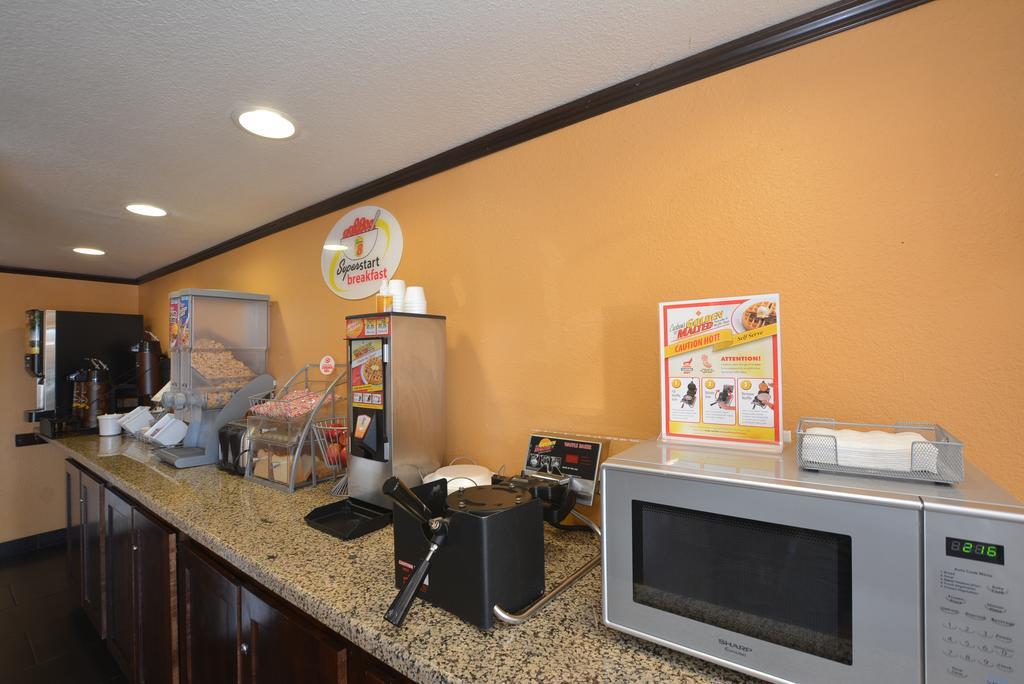 Super 8 By Wyndham Midwest City Ok Luaran gambar
